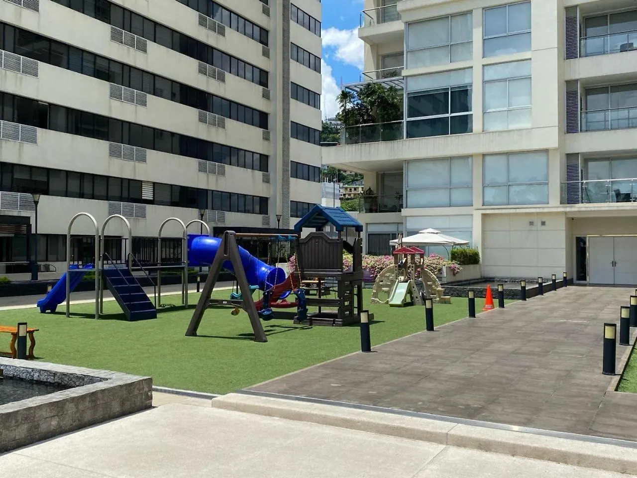 Puerto Santa Ana, Torres Bellini, 2 Dormitorios, Parqueo Guayaquil Ecuador