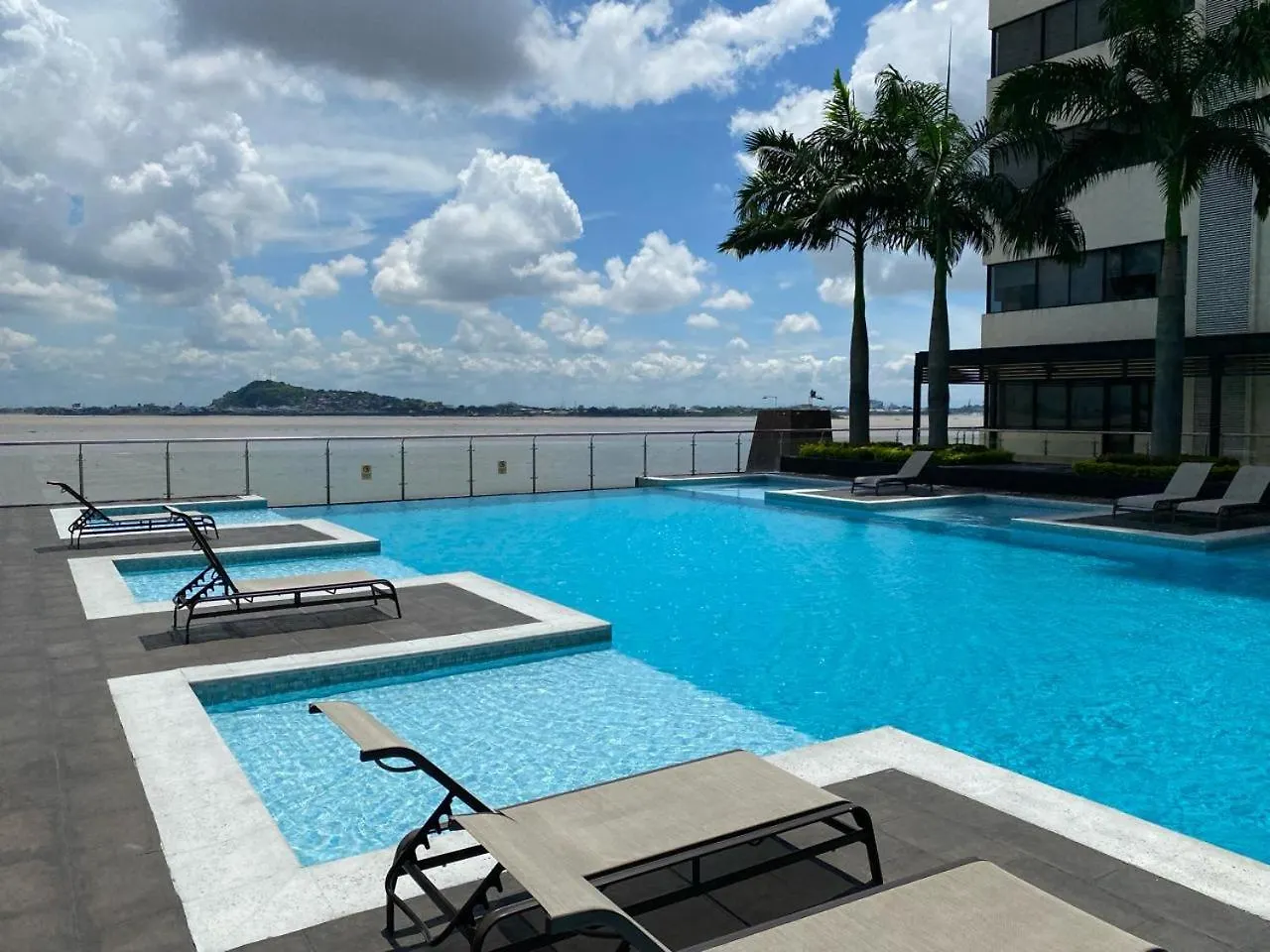 Puerto Santa Ana, Torres Bellini, 2 Dormitorios, Parqueo Guayaquil Lejlighed